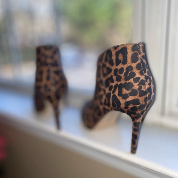 Jessica Simpson Leopard Pointed toe bootie - Picture 5 of 6